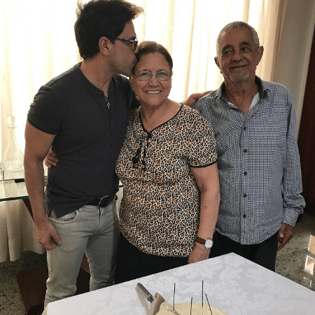 Zezé Di Camargo com os pais, Dona Helena e Seu Francisco - Reprodução/Instagram