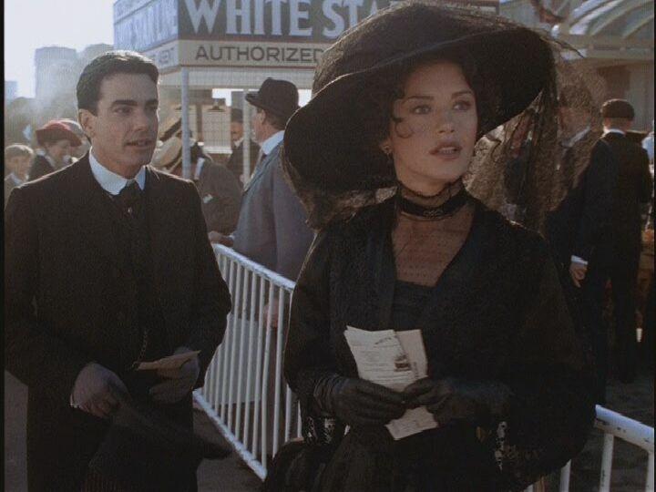 Peter Gallagher e Catherine Zeta-Jones em cena de "Titanic"  - Reprodução