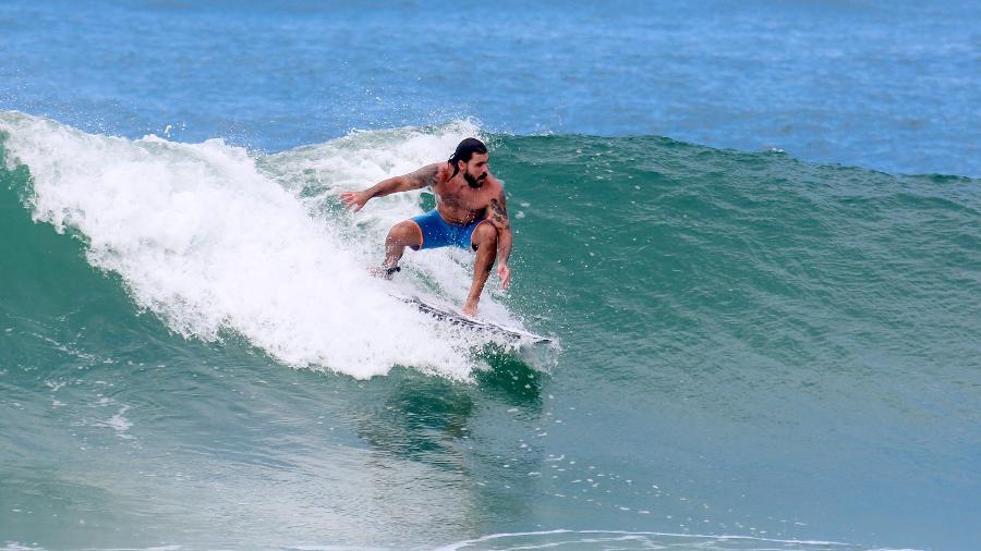 Juliano Cazarré relaxa praticando surfe na praia da Macumba, zona Oeste do Rio, e mostra que leva jeito para o esporte - AgNews