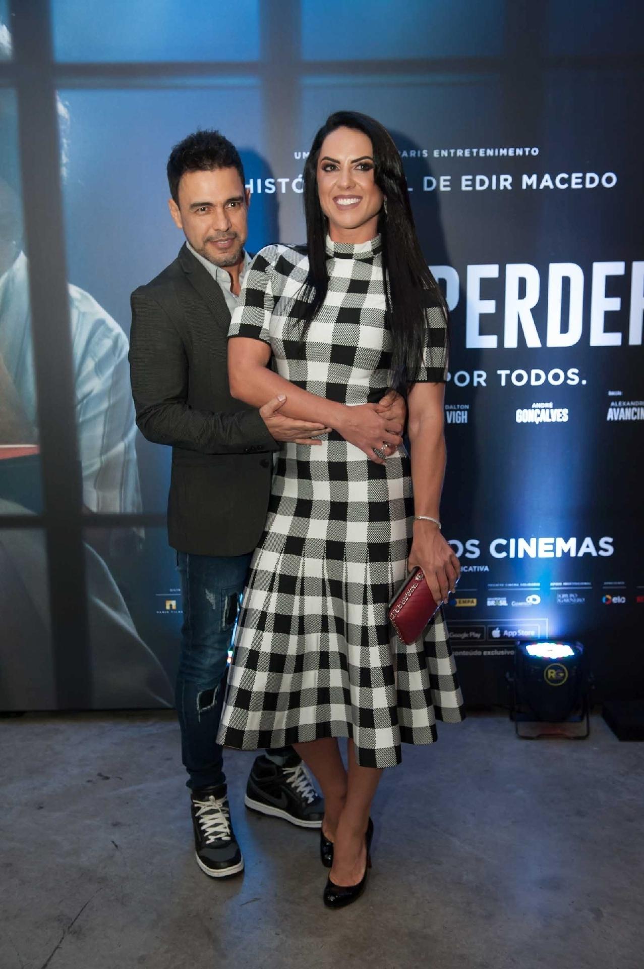 Ao lado de Zezé di Camargo, Graciele Lacerda usou um vestido xadrez comportado no evento - Samuel Chaves/Brazil News