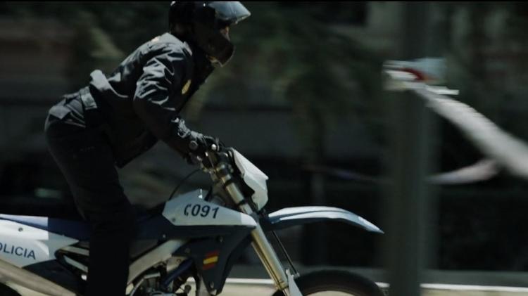 Tóquio corre de moto em cena de "La Casa de Papel" - Reprodução/Netflix - Reprodução/Netflix