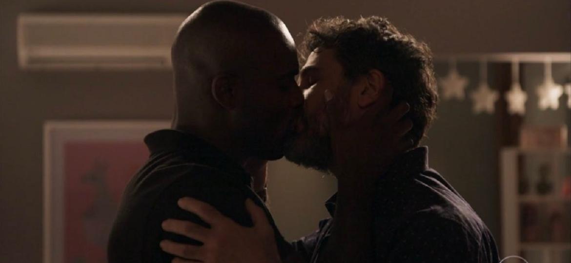 Samuel (Eriberto Leão, à esquerda) e Cido (Rafael Zulu, à direita) protagonizam beijo gay em "O Outro Lado do Paraíso" - Reprodução/TV Globo