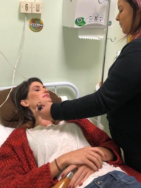 Isabella Fiorentino é maquiada enquanto se recupera após passar mal no SBT - Reprodução/Instagram/isabellafiorentino