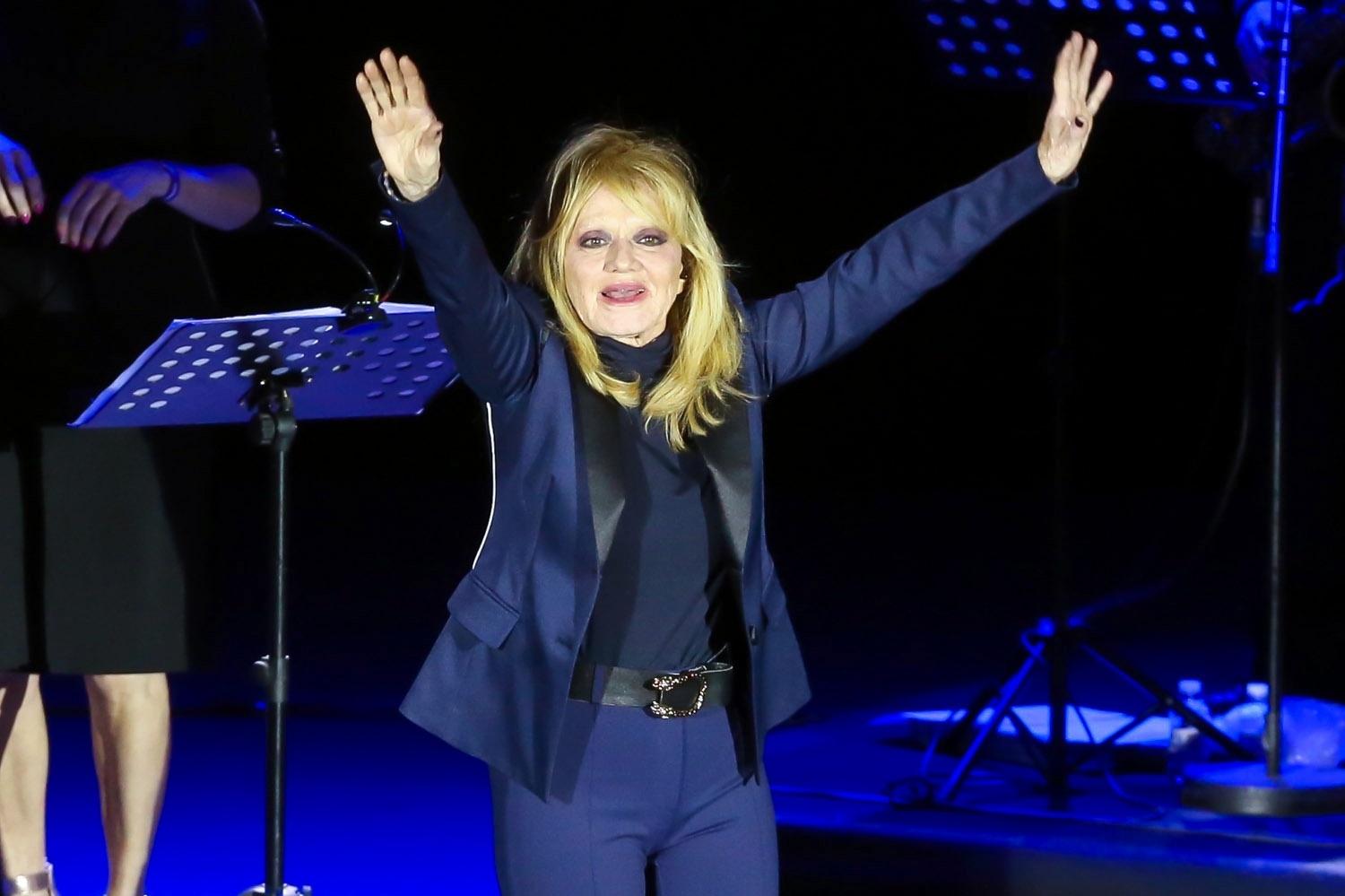 Cantora Rita Pavone passa mal e sai carregada do palco em show no Brasil - Manuela Scarpa/Brazil News