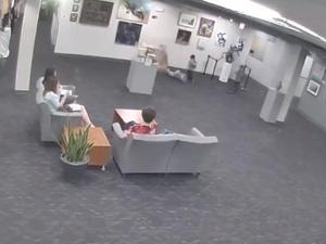 Criança quebrou escultura nos Estados Unidos - Reprodução/CFTV - Reprodução/CFTV