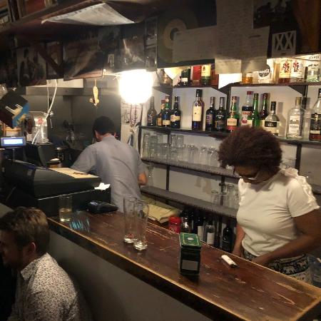 Balcão do Tejo Bar, onde só se serve bebidas e azeitonas - Felipe Branco Cruz/UOL - Felipe Branco Cruz/UOL