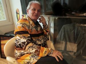 Otávio Mesquita mostra terno de Silvio Santos da década de 1970 que está em sua casa - Murilo Idú/UOL - Murilo Idú/UOL