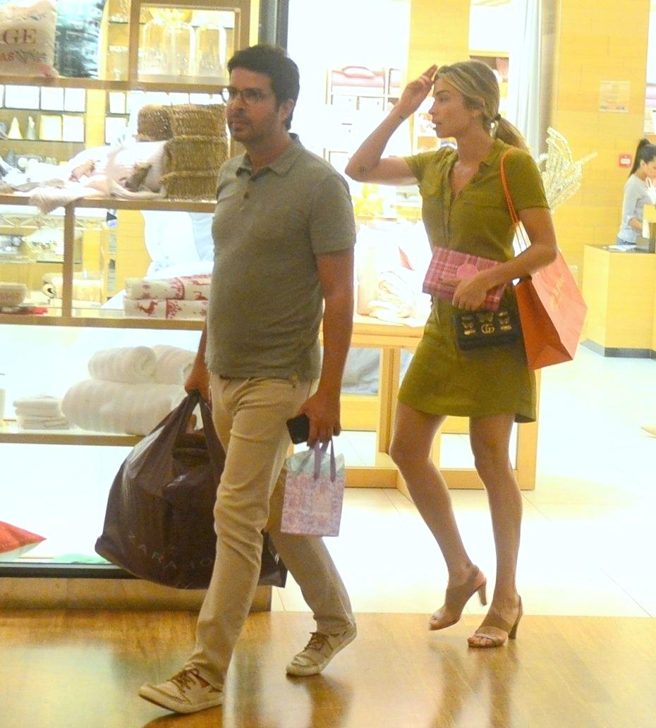 Grazi faz compras com o amigo Alex Lerner - Webert Belício/Ag.News