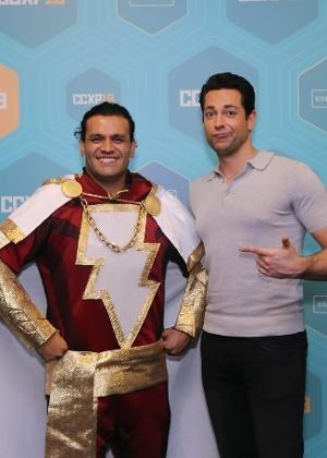 Gustavo Menezes, fantasiado de Shazam, posa com Zachary Levi - Gustavo Menezes/Arquivo pessoal - Gustavo Menezes/Arquivo pessoal
