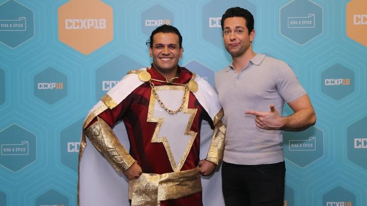 Gustavo Menezes, fantasiado de Shazam, posa com Zachary Levi - Gustavo Menezes/Arquivo pessoal - Gustavo Menezes/Arquivo pessoal