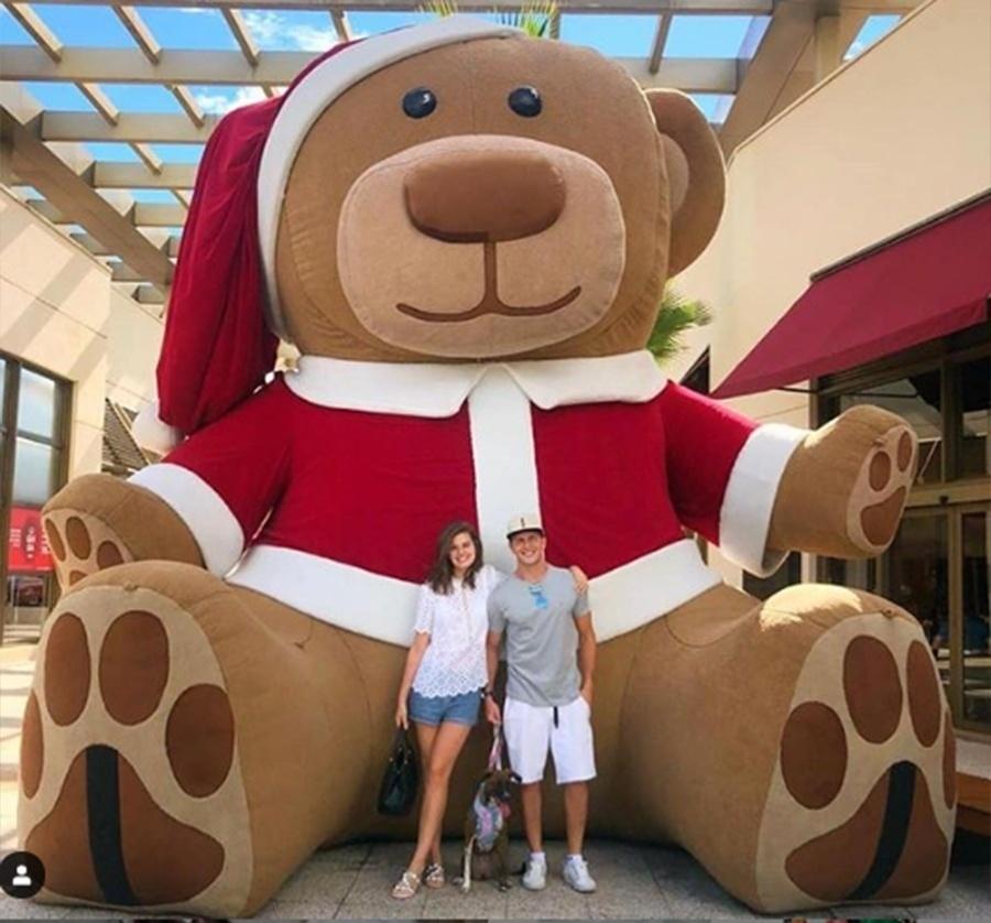 Klebber Toledo e Camila Queiroz posam com a cachorrinha: "A mais velha não gosta de viajar então ficou cuidando da casa", escreveu o ator - Reprodução/Instagram