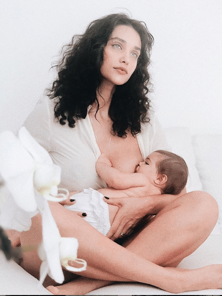 Débora Nascimento amamenta a filha, Bella - Reprodução/Instagram