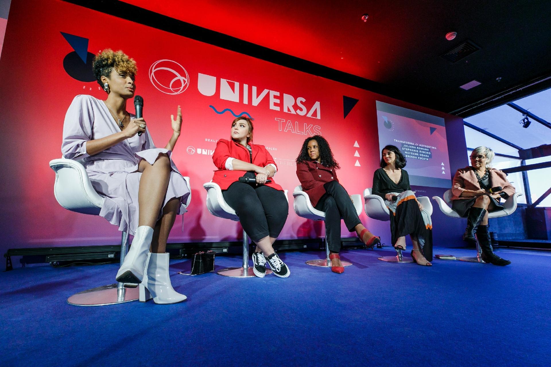 Stephanie, Juliana, Mafoane e Brenda com a editora-chefe de Universa Marina Bessa - Mariana Pekin/UOL