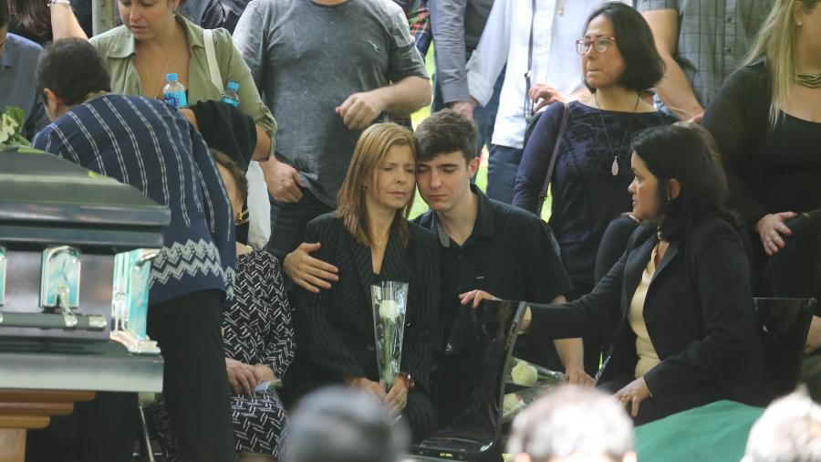 João Augusto consola a mãe, Rose Miriam, durante enterro do pai Gugu Liberato - Amauri Nehn/Brazil News