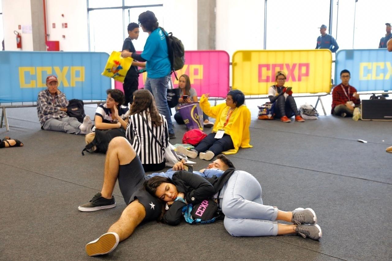 Público faz uma pausa para descansar na CCXP 2019 - Mariana Perkin/UOL