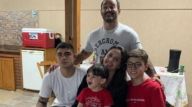 Caio com a mãe Carol, o padrasto Carlos e os irmãos Rodrigo e João - Reprodução/Instagram - Reprodução/Instagram