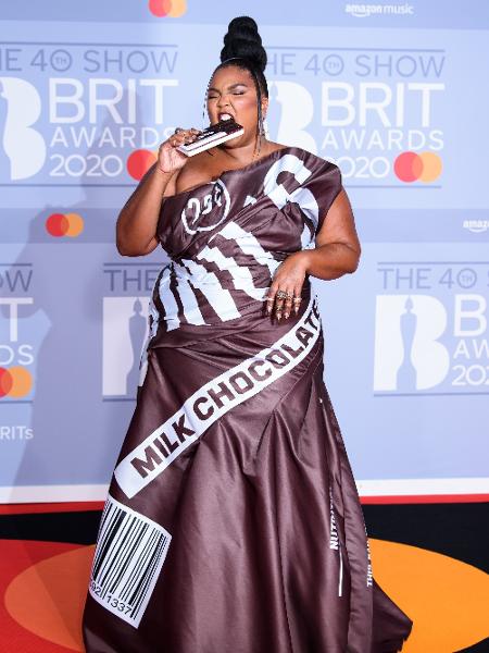 18.02.2020 - Lizzo surge vestida de barra de chocolate no BRIT Awards - Joe Maher/Getty Images for Bauer Media