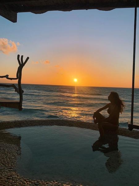 Thaila Ayala posa com o nascer do sol ao fundo - REPRODUÇÃO/INSTAGRAM