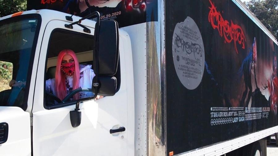 Lady Gaga incorpora a "caminhoneira" e faz entregas de novo álbum  - Reprodução/Instagram