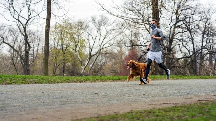 corrida com máscara, treino, exercício - iStock - iStock