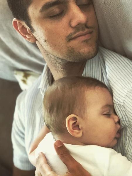 Felipe Simas dorme abraçado ao filho Vicente - Reprodução/ Instagram @felipessimas