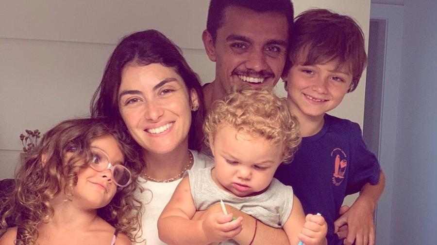 Mariana Uhlmann, o marido Felipe Simas e os filhos Joaquim, Maria e Vicente - Reprodução/Instagram