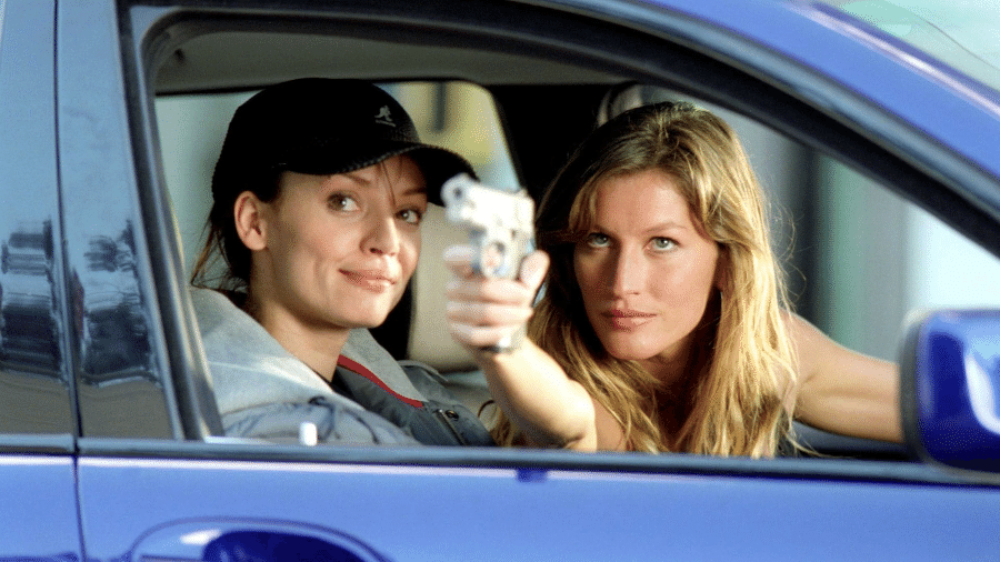 Ana Cristina de Oliveira e Gisele Bündchen em cena do filme "Táxi" (2004) - Reprodução
