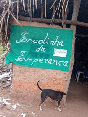 Maranhense de 12 anos cria escolinha com materiais encontrados em