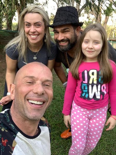 Ao lado da esposa e da filha, Rafael Ilha foi visitar Evandro Santo na clínica de reabilitação  - Reprodução/Instagram