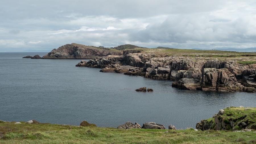 Paredões de pedra em ilha remota na Irlanda - Getty Images/iStockphoto