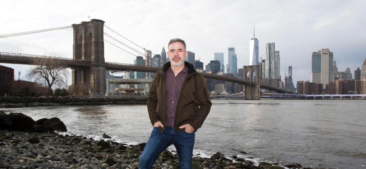 O jornalista e escritor Seth Kugel com o skyline de Nova York ao fundo - Alcir N. da Silva