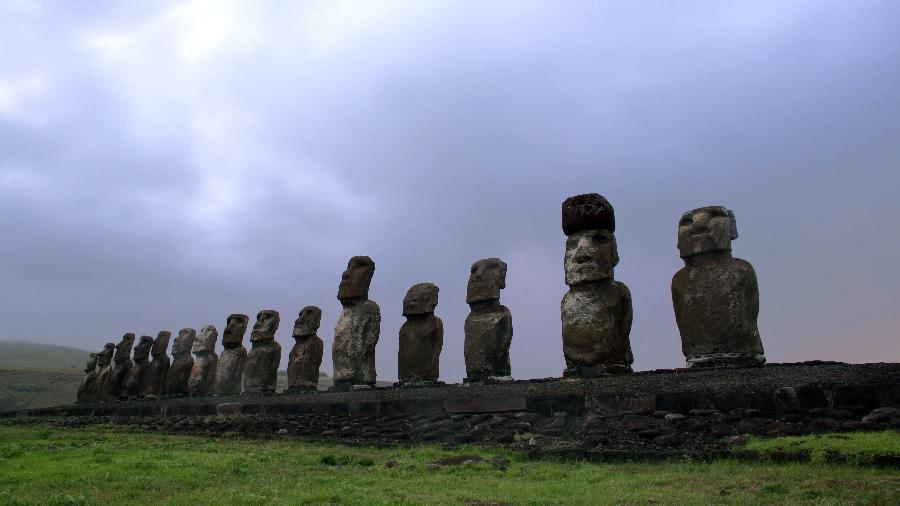 Estátuas rapa nui, na Ilha de Páscoa - GREGORY BOISSY / AFP