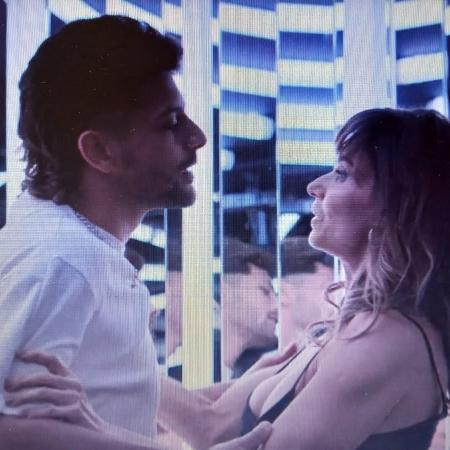 Cena de "Verdades Secretas" com Paula Burlamaqui e Kelner Macêdo: os personagens Aline e DJ Mark se beijam e, depois, ela tem um orgasmo - Reprodução/Globoplay
