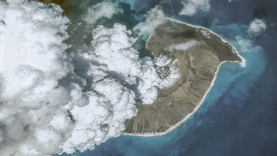 Imagens de satélite mostram o vulcão Hunga Tonga-Hunga Ha"apai antes da erupção que causaria tsunami em Tonga - Maxar via Getty Images