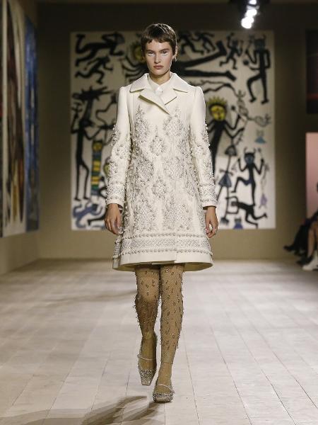 A Dior deu destaque aos bordados em seu desfile de alta-costura primavera/verão 2022 - Reprodução/Twitter