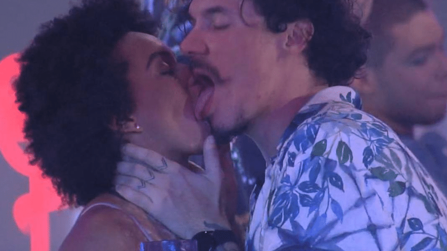 BBB 22: Um dos "beijaços" entre Eliezer e Natália, em uma das festas do programa - Reprodução/Globoplay