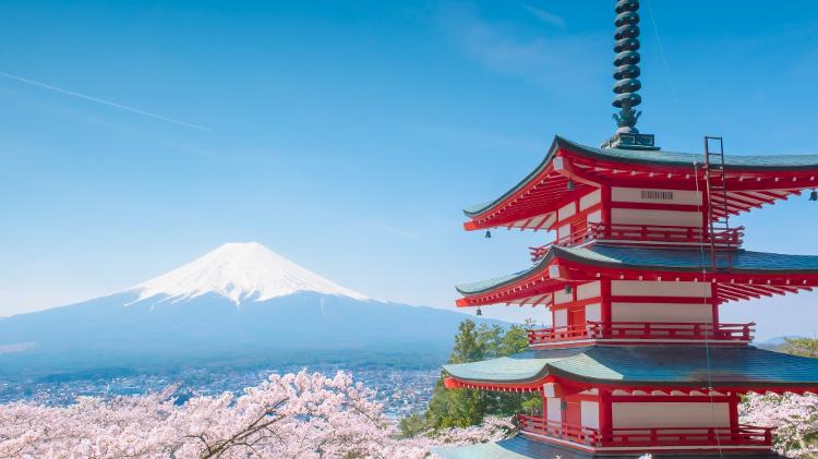 Fujiyoshida, no Japão: uma das paisagens mais emblemáticas do país, com as cerejeiras e o Monte Fuji ao fundo.