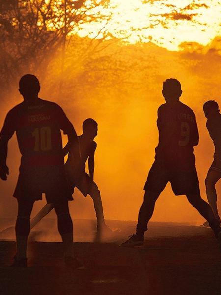Caio Vilela - Neve, barro e praia: fotógrafo viaja o mundo para fotografar futebol de rua - Caio Vilela