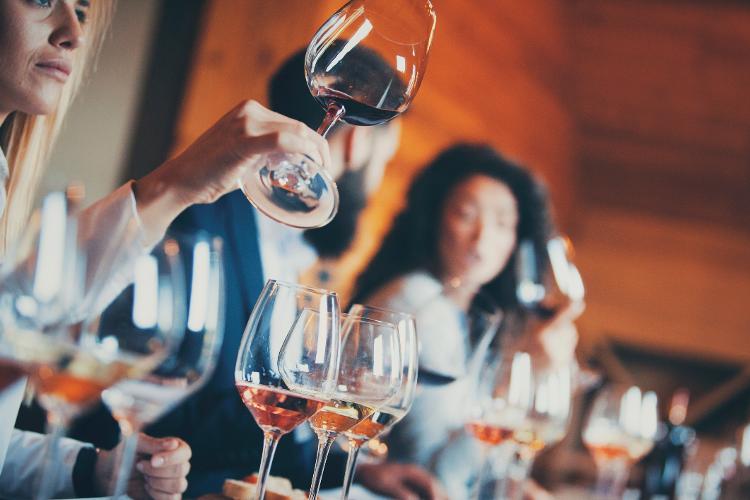 Quer começar a degustar vinhos? Saiba como aprender e aproveitar a ...