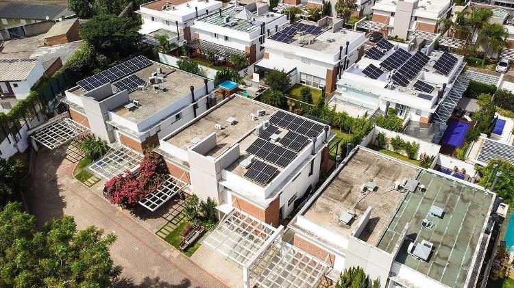 Painéis solares da Orlla instalados em telhados de residências  - Reprodução/Instagram - Reprodução/Instagram