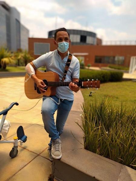 Ele passava os dias no hospital fazendo fisioterapia, tocando violão, lendo e escrevendo