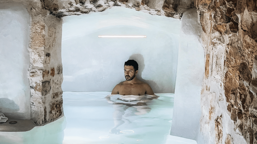 O guia de viagens e influenciador Stefano Dioi na piscina subterrânea do Leonardo Trulli Resort, em Locorotondo, na Itália