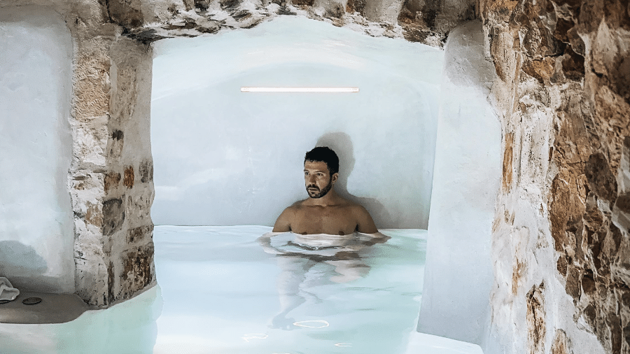 O guia de viagens e influenciador Stefano Dioi na piscina subterrânea do Leonardo Trulli Resort, em Locorotondo, na Itália O guia de viagens e influenciador Stefano Dioi na piscina subterrânea do Leonardo Trulli Resort, em Locorotondo, na Itália