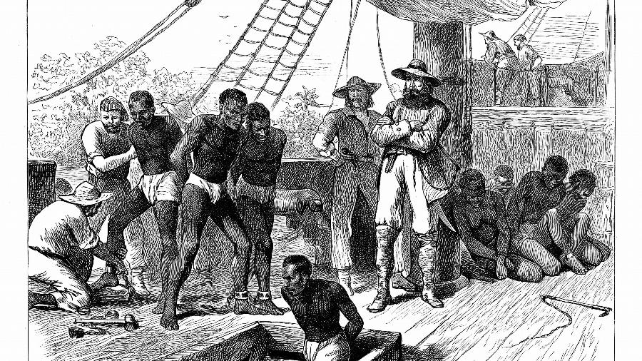 Ilustração de pessoas escravizadas em navio negreiro