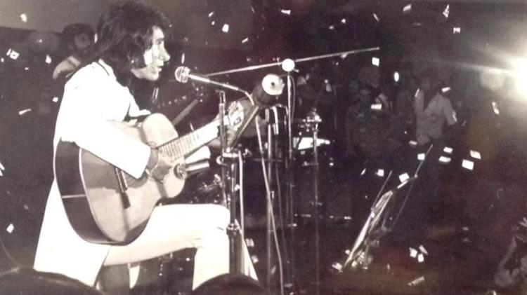 Chuva de papéis cai sobre Odair José em show no início da carreira do cantor de 'Pare de Tomar a Pílula', nos anos 1970