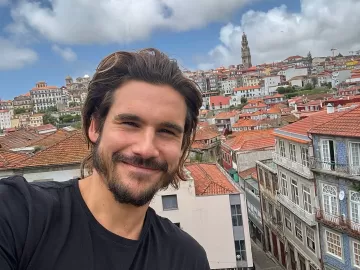 Nicolas Prattes mostra tanquinho após treino: 'Nove anos batendo a meta'