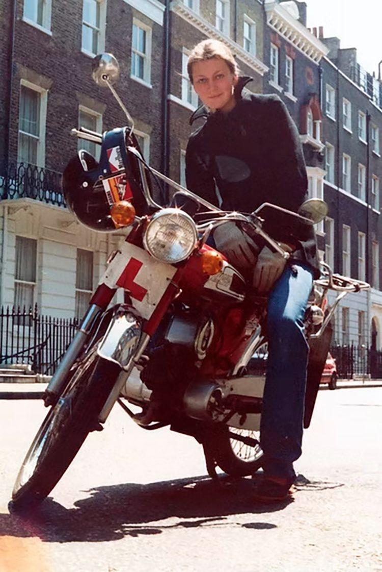 Elspeth Beard e sua Yamaha YB100 Elspeth Beard e sua Yamaha YB100