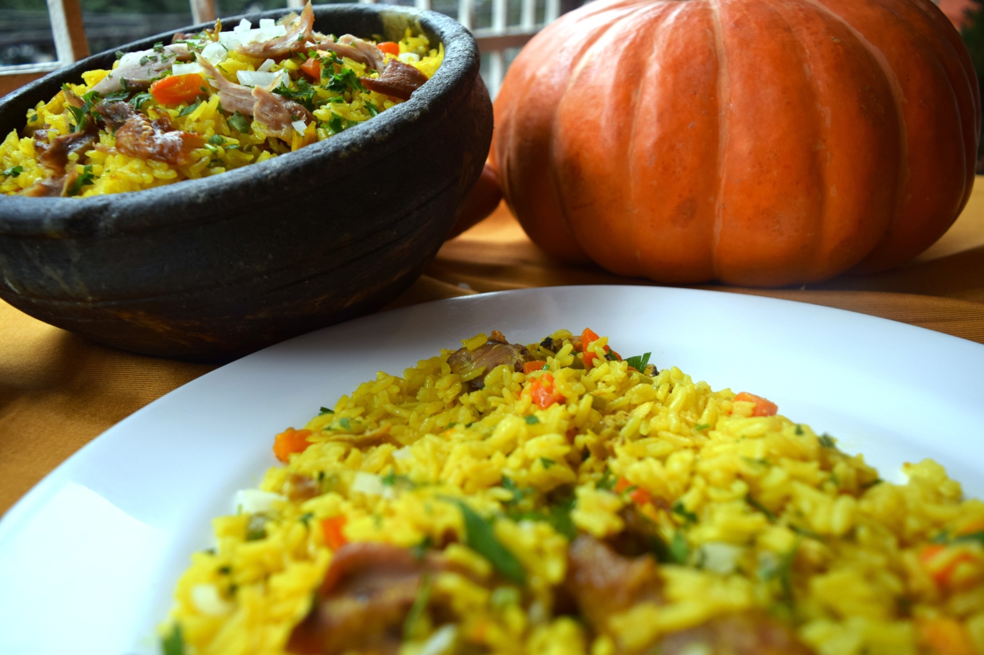 GALINHÓDROMO (PRAÇA ROOSEVELT) - O Galinhódromo da Virada Cultural vai funcionar das 19h de sábado (20) até as 3h de domingo, na praça Franklin Roosevelt, 158. Além da famosa galinhada do restaurante Dalva e Dito, do chef Alex Atala, vendida em porções de R$ 15 e R$ 30, haverá versões do prato feitas pelo chef Rodrigo Oliveira, do Mocotó, pela chef Janaina Rueda, do Bar da Dona Onça, e pelos donos do Galinhada do Bahia, Consulado Mineiro (foto), Bar do Biu, Santa Ana Bistrô e Cariri - Divulgação