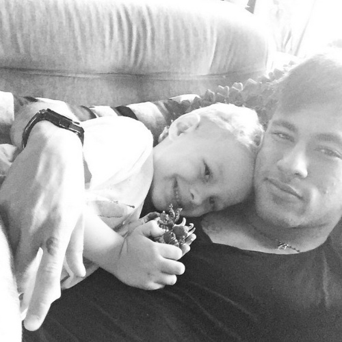 Neymar posta foto abraçado ao filho David Lucca em sua conta do Instagram. Na imagem em preto e branco, o pequeno aparece sorrindo para foto