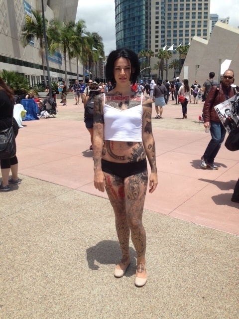 9.jul.2015 - Modelo tatuada circula pela Comic-Con divulgando a série "Blindspot", do canal NBC - James Cimino/UOL